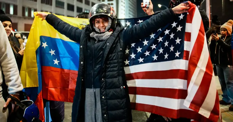 নিউইয়র্কে ভেনেজুয়েলা ও যুক্তরাষ্ট্রের পতাকা উঁচিয়ে  এক অভিবাসী